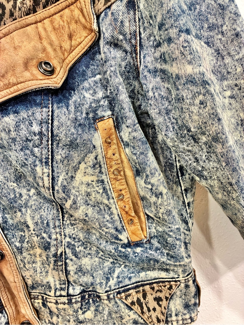 winlit — vintage 80’s acid wash x leopard patchwork denim jacket - Picture 5 of 10